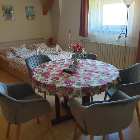 Vécsey Apartman Appartamento Eger Esterno foto