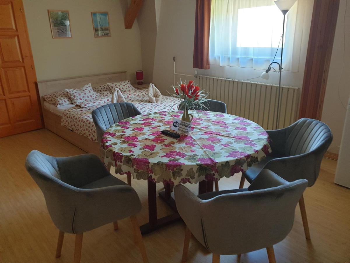 Vécsey Apartman Appartamento Eger Esterno foto