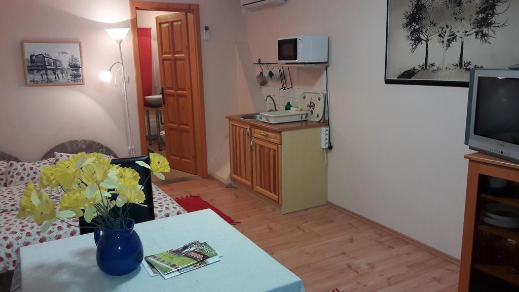 Vécsey Apartman Appartamento Eger Esterno foto