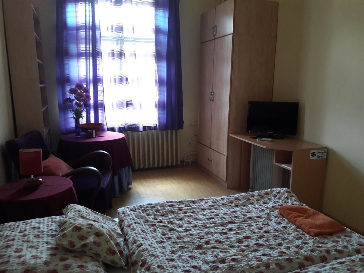 Vécsey Apartman Appartamento Eger Esterno foto