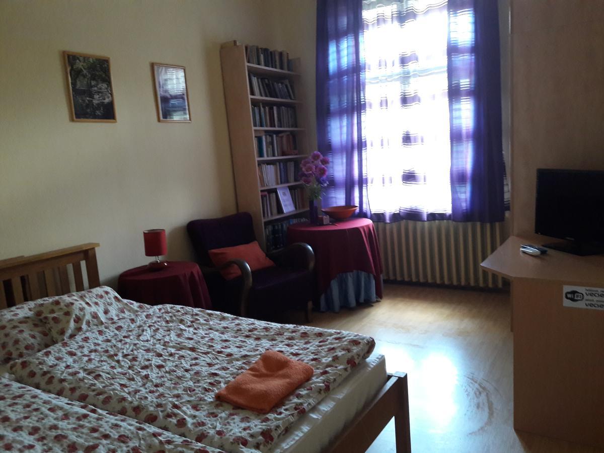 Vécsey Apartman Appartamento Eger Esterno foto